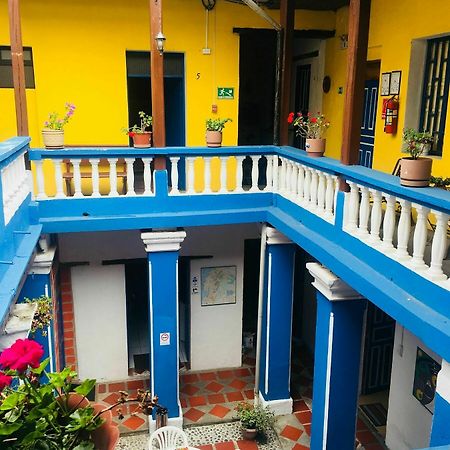 Отель Blue Door Housing Historic Кито Экстерьер фото
