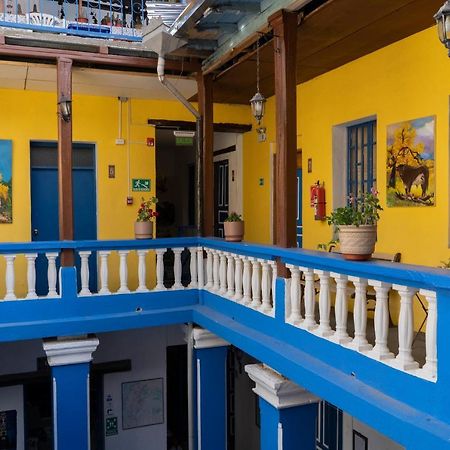 Отель Blue Door Housing Historic Кито Экстерьер фото