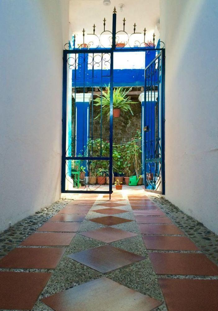 Отель Blue Door Housing Historic Кито Экстерьер фото