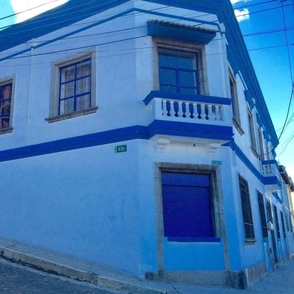 Отель Blue Door Housing Historic Кито Экстерьер фото