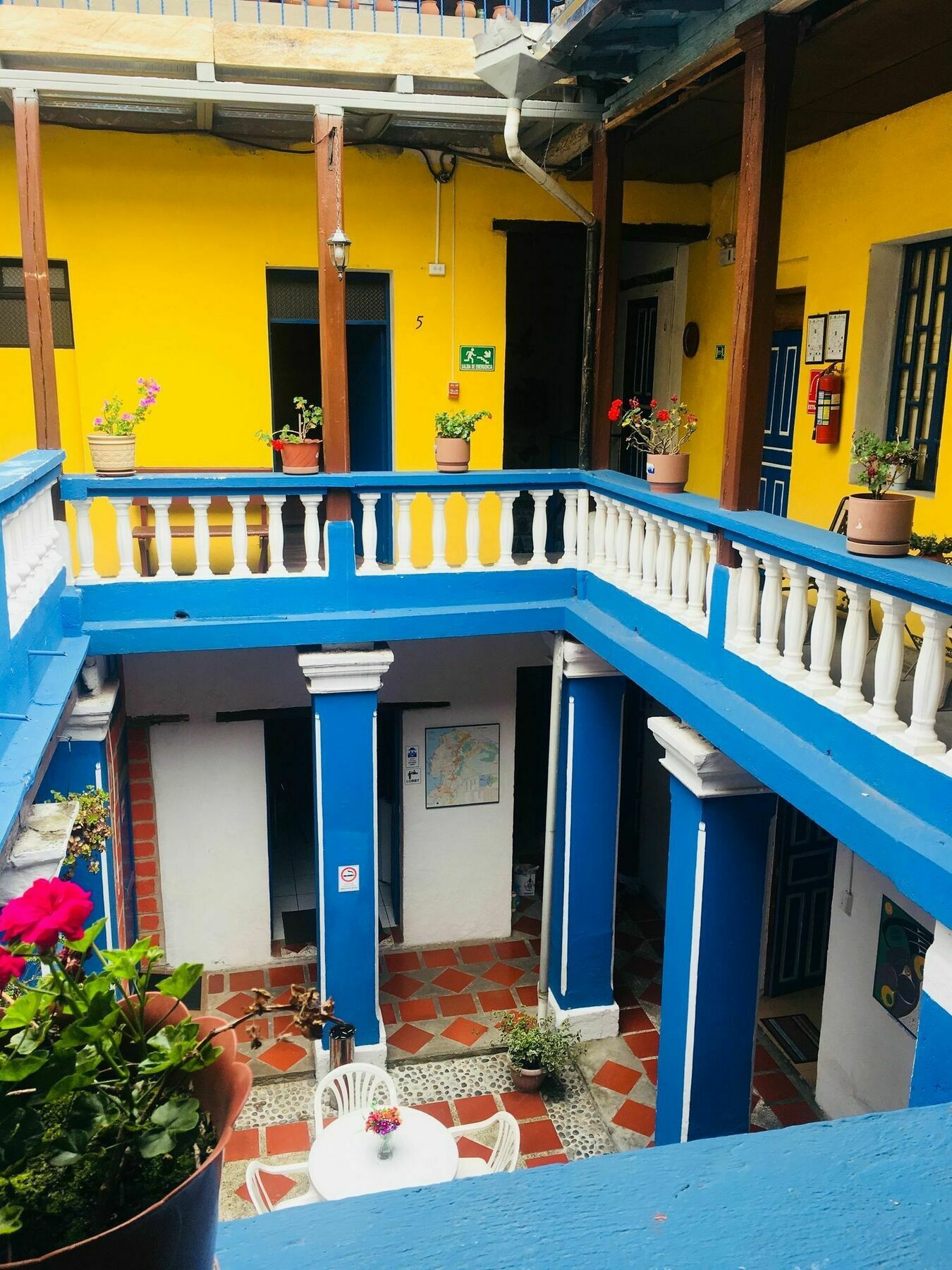 Отель Blue Door Housing Historic Кито Экстерьер фото