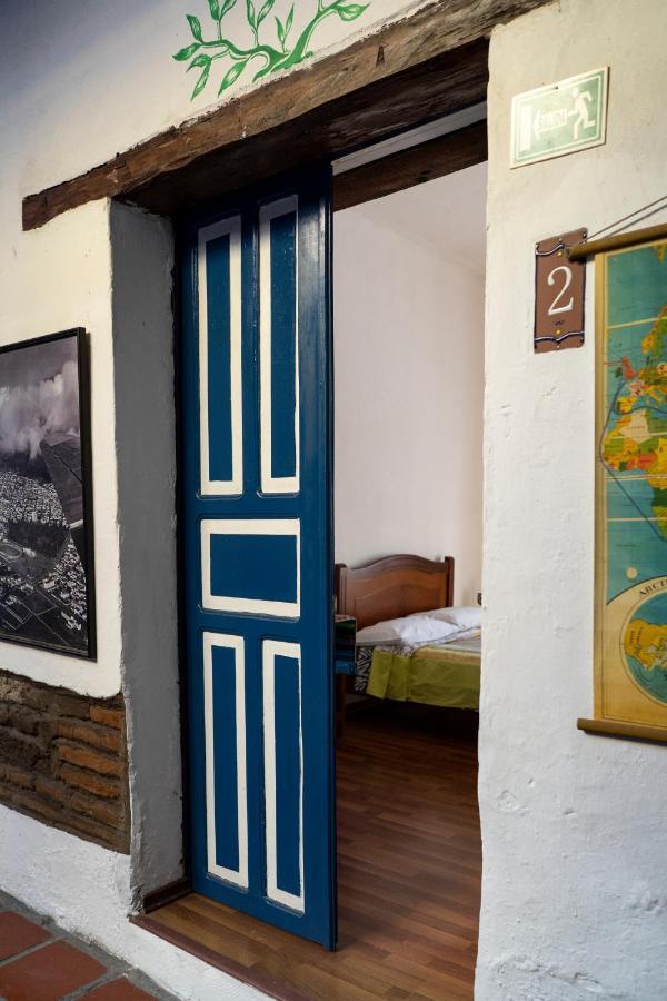 Отель Blue Door Housing Historic Кито Экстерьер фото