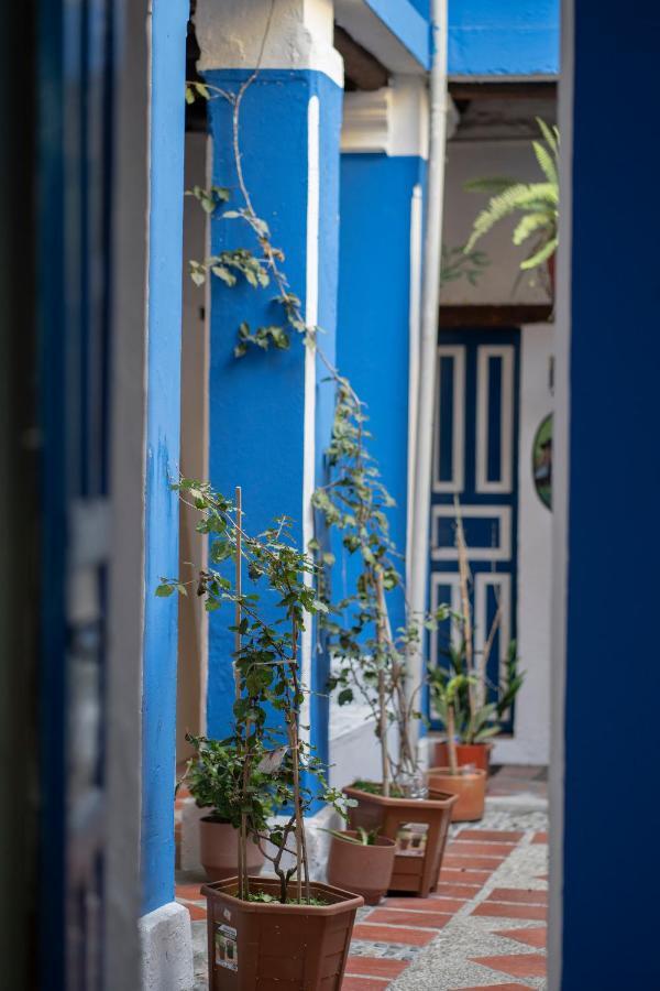 Отель Blue Door Housing Historic Кито Экстерьер фото