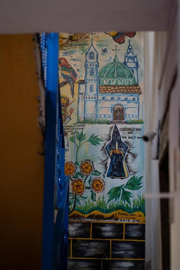 Отель Blue Door Housing Historic Кито Экстерьер фото