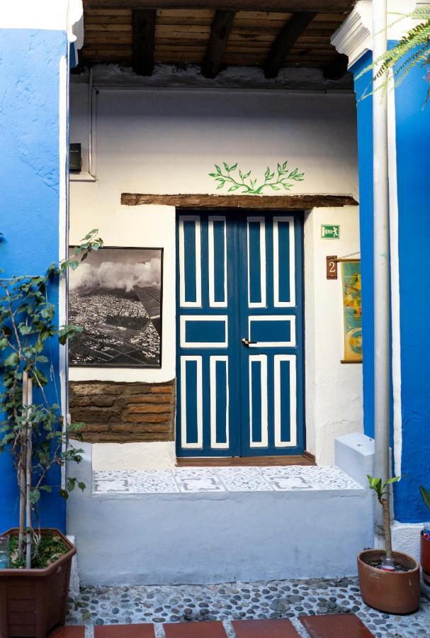 Отель Blue Door Housing Historic Кито Экстерьер фото