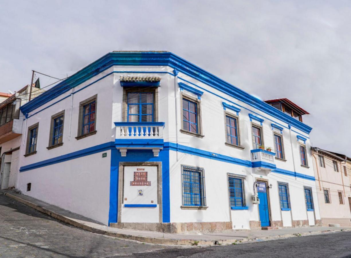 Отель Blue Door Housing Historic Кито Экстерьер фото